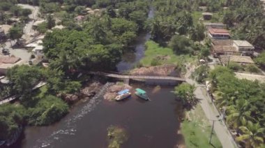 Imbassai Sahili, Bahia. Hava görüntüsü. Nehir deniz dalgalarıyla birleşir