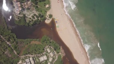 Imbassai Sahili, Bahia. Hava görüntüsü. Nehir deniz dalgalarıyla birleşir