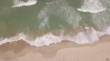 Imbassai Sahili, Bahia. Hava görüntüsü. Nehir deniz dalgalarıyla birleşir