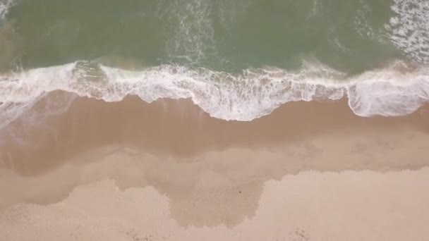 インバサバイビーチ バイア 空からの眺め 川は海の波を満たしています — ストック動画
