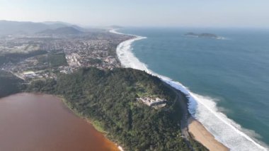 Florianopolis, Armao plajı ve Peri lagünü, hava manzaralı. Santa Catarina, SC