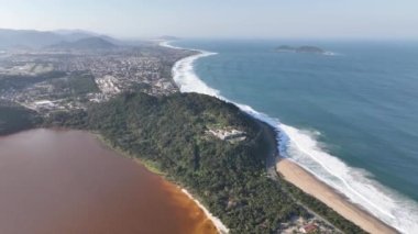 Florianopolis, Armao plajı ve Peri lagünü, hava manzaralı. Santa Catarina, SC