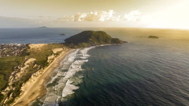 Florianopolis 'teki Santinho Plajı. İHA 'dan hava görüntüsü. Brezilya