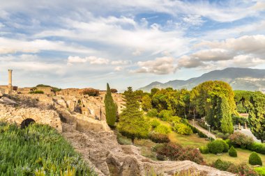 Napoli yakınlarındaki Pompeii 'nin ünlü antika sitesi. Vezüv Dağı 'nın püskürmesiyle tamamen yok oldu. İtalya 'nın en önemli turistik yerlerinden biri..