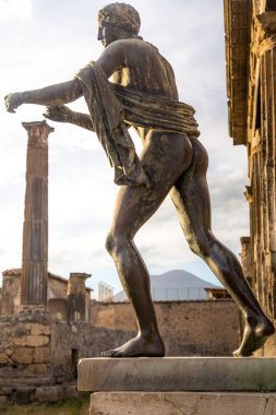 Napoli yakınlarındaki Pompeii 'nin ünlü antika sitesi. Vezüv Dağı 'nın püskürmesiyle tamamen yok oldu. İtalya 'nın en önemli turistik yerlerinden biri..