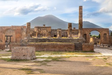 Napoli yakınlarındaki Pompeii 'nin ünlü antika sitesi. Vezüv Dağı 'nın püskürmesiyle tamamen yok oldu. İtalya 'nın en önemli turistik yerlerinden biri..