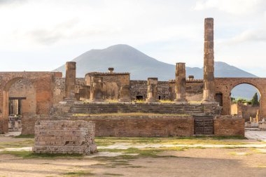 Napoli yakınlarındaki Pompeii 'nin ünlü antika sitesi. Vezüv Dağı 'nın püskürmesiyle tamamen yok oldu. İtalya 'nın en önemli turistik yerlerinden biri..