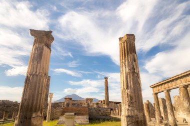 Napoli yakınlarındaki Pompeii 'nin ünlü antika sitesi. Vezüv Dağı 'nın püskürmesiyle tamamen yok oldu. İtalya 'nın en önemli turistik yerlerinden biri..