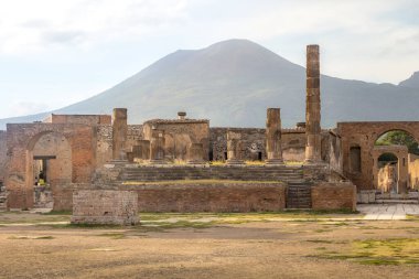 Napoli yakınlarındaki Pompeii 'nin ünlü antika sitesi. Vezüv Dağı 'nın püskürmesiyle tamamen yok oldu. İtalya 'nın en önemli turistik yerlerinden biri..