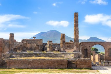 Napoli yakınlarındaki Pompeii 'nin ünlü antika sitesi. Vezüv Dağı 'nın püskürmesiyle tamamen yok oldu. İtalya 'nın en önemli turistik yerlerinden biri..