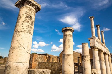 Napoli yakınlarındaki Pompeii 'nin ünlü antika sitesi. Vezüv Dağı 'nın püskürmesiyle tamamen yok oldu. İtalya 'nın en önemli turistik yerlerinden biri..
