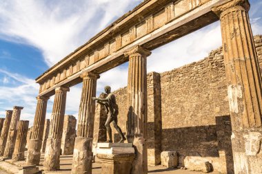 Napoli yakınlarındaki Pompeii 'nin ünlü antika sitesi. Vezüv Dağı 'nın püskürmesiyle tamamen yok oldu. İtalya 'nın en önemli turistik yerlerinden biri..