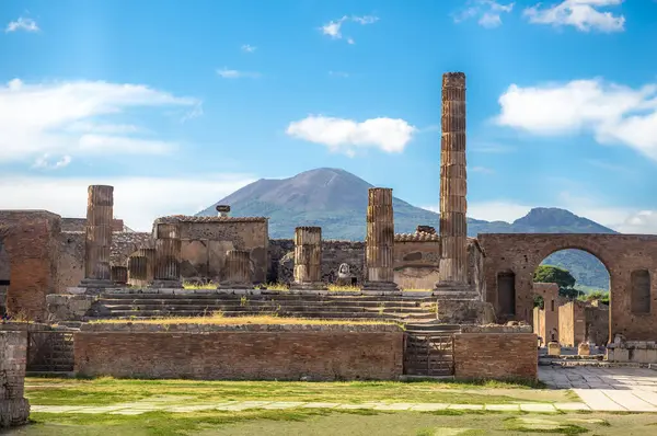 Napoli yakınlarındaki Pompeii 'nin ünlü antika sitesi. Vezüv Dağı 'nın püskürmesiyle tamamen yok oldu. İtalya 'nın en önemli turistik yerlerinden biri..
