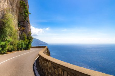Amalfi Sahili, Akdeniz, İtalya. Amalfi Sahili 'nin yollarında ve otoyollarında renklerle dolu güzel bir gün.