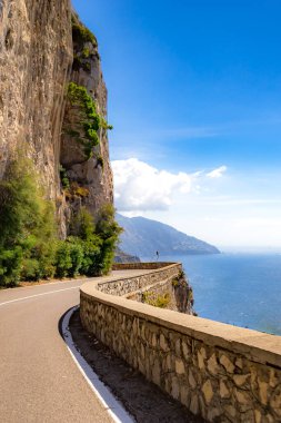 Amalfi Sahili, Akdeniz, İtalya. Amalfi Sahili 'nin yollarında ve otoyollarında renklerle dolu güzel bir gün.