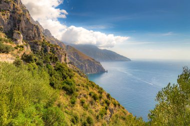 Amalfi Sahili, Akdeniz, İtalya. Amalfi Sahili 'nin yollarında ve otoyollarında renklerle dolu güzel bir gün.
