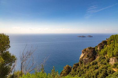 Amalfi Sahili, Akdeniz, İtalya. Amalfi Sahili 'nin yollarında ve otoyollarında renklerle dolu güzel bir gün.