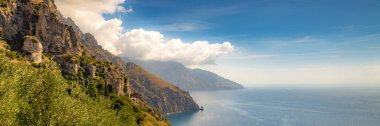 Amalfi Sahili, Akdeniz, İtalya. Amalfi Sahili 'nin yollarında ve otoyollarında renklerle dolu güzel bir gün.