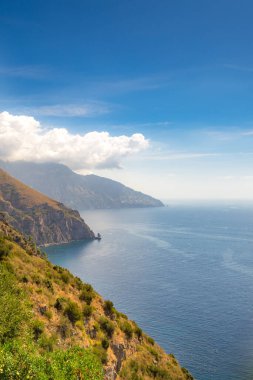Amalfi Sahili, Akdeniz, İtalya. Amalfi Sahili 'nin yollarında ve otoyollarında renklerle dolu güzel bir gün.