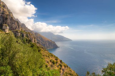 Amalfi Sahili, Akdeniz, İtalya. Amalfi Sahili 'nin yollarında ve otoyollarında renklerle dolu güzel bir gün.