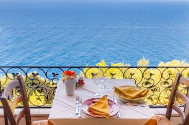 İtalya 'da Amalfi sahilinde denize bakan restoran masası..