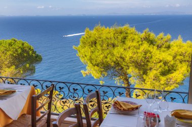 İtalya 'da Amalfi sahilinde denize bakan restoran masası..