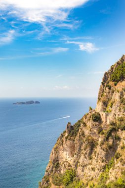 Amalfi Sahili, Akdeniz, İtalya. Amalfi Sahili 'nin yollarında ve otoyollarında renklerle dolu güzel bir gün.