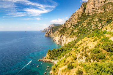 Amalfi Sahili, Akdeniz, İtalya. Amalfi Sahili 'nin yollarında ve otoyollarında renklerle dolu güzel bir gün.