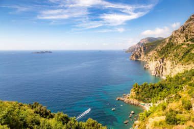 Amalfi Sahili, Akdeniz, İtalya. Amalfi Sahili 'nin yollarında ve otoyollarında renklerle dolu güzel bir gün.