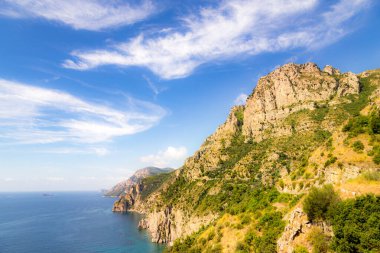 Amalfi Sahili, Akdeniz, İtalya. Amalfi Sahili 'nin yollarında ve otoyollarında renklerle dolu güzel bir gün.