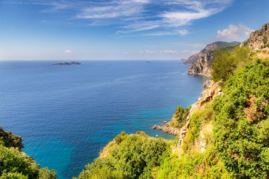 Amalfi Sahili, Akdeniz, İtalya. Amalfi Sahili 'nin yollarında ve otoyollarında renklerle dolu güzel bir gün.