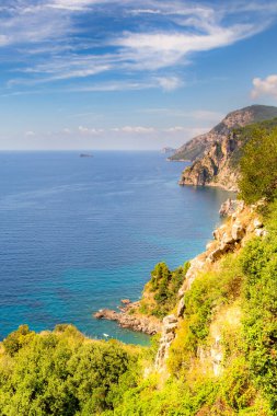 Amalfi Sahili, Akdeniz, İtalya. Amalfi Sahili 'nin yollarında ve otoyollarında renklerle dolu güzel bir gün.