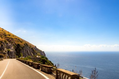 Amalfi Sahili, Akdeniz, İtalya. Amalfi Sahili 'nin yollarında ve otoyollarında renklerle dolu güzel bir gün.