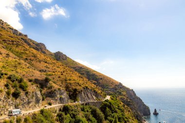 Amalfi Sahili, Akdeniz, İtalya. Amalfi Sahili 'nin yollarında ve otoyollarında renklerle dolu güzel bir gün.