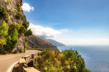 Amalfi Sahili, Akdeniz, İtalya. Amalfi Sahili 'nin yollarında ve otoyollarında renklerle dolu güzel bir gün.