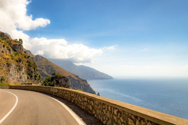 Amalfi Sahili, Akdeniz, İtalya. Amalfi Sahili 'nin yollarında ve otoyollarında renklerle dolu güzel bir gün.