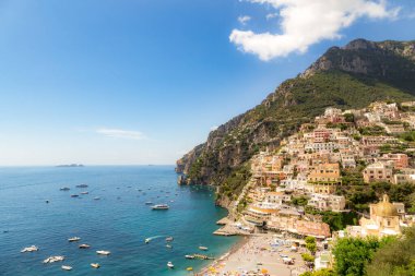 Amalfi Sahili, Akdeniz, İtalya 'da Positano. Amalfi Sahili 'nin yollarında ve otoyollarında renklerle dolu güzel bir gün.