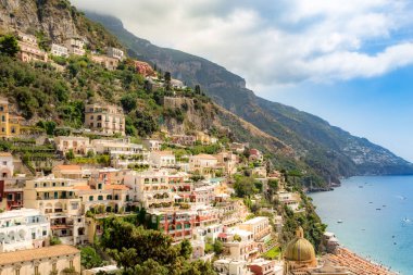 Amalfi Sahili, Akdeniz, İtalya 'da Positano. Amalfi Sahili 'nin yollarında ve otoyollarında renklerle dolu güzel bir gün.