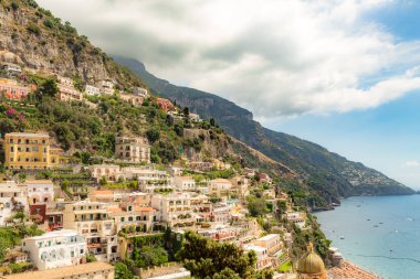 Amalfi Sahili, Akdeniz, İtalya 'da Positano. Amalfi Sahili 'nin yollarında ve otoyollarında renklerle dolu güzel bir gün.