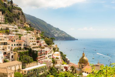 Amalfi Sahili, Akdeniz, İtalya 'da Positano. Amalfi Sahili 'nin yollarında ve otoyollarında renklerle dolu güzel bir gün.
