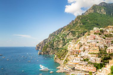 Amalfi Sahili, Akdeniz, İtalya 'da Positano. Amalfi Sahili 'nin yollarında ve otoyollarında renklerle dolu güzel bir gün.