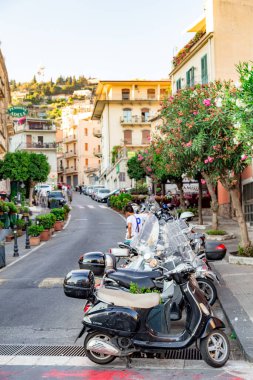 Amalfi Sahili, Akdeniz, İtalya. Amalfi Sahili 'nin yollarında ve otoyollarında renklerle dolu güzel bir gün.