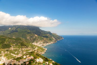 Amalfi Sahili, Akdeniz, İtalya. Amalfi Sahili 'nin yollarında ve otoyollarında renklerle dolu güzel bir gün.