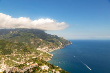 Amalfi Sahili, Akdeniz, İtalya. Amalfi Sahili 'nin yollarında ve otoyollarında renklerle dolu güzel bir gün.