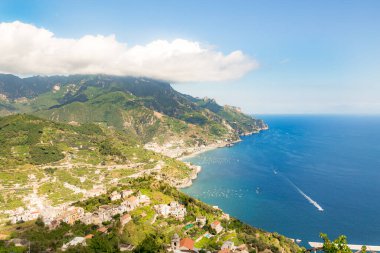 Amalfi Sahili, Akdeniz, İtalya. Amalfi Sahili 'nin yollarında ve otoyollarında renklerle dolu güzel bir gün.