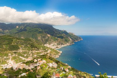 Amalfi Sahili, Akdeniz, İtalya. Amalfi Sahili 'nin yollarında ve otoyollarında renklerle dolu güzel bir gün.