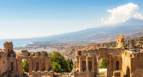 Taormina ve Etna Mont 'taki Yunan tiyatrosu. Avrupa