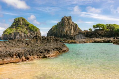 İki Kardeşler kayalarının etrafındaki turkuaz su, Fernando de Noronha, UNESCO Dünya Mirası Alanı, Brezilya, Güney Amerika