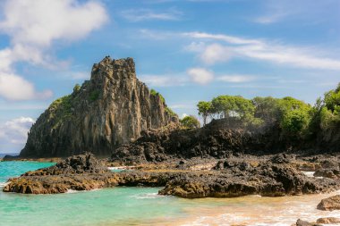 İki Kardeşler kayalarının etrafındaki turkuaz su, Fernando de Noronha, UNESCO Dünya Mirası Alanı, Brezilya, Güney Amerika