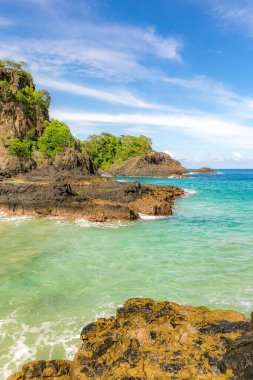 İki Kardeşler kayalarının etrafındaki turkuaz su, Fernando de Noronha, UNESCO Dünya Mirası Alanı, Brezilya, Güney Amerika